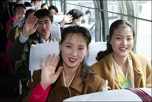 3일 오후 숙소인 워커힐 호텔에서 송별오찬을 마치고 버스를 탄 북측 참가자들이 손을 흔들고 있다. 